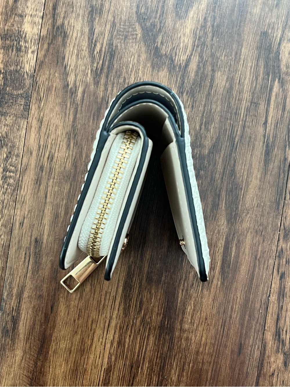 Marc Jacobs Mini Compact Cream Pebbled Leather Zip Card Wallet, Gold Hardware - Picture 6 of 11